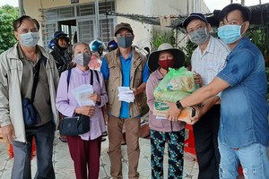 慈善團向當地貧困家庭贈送禮物。