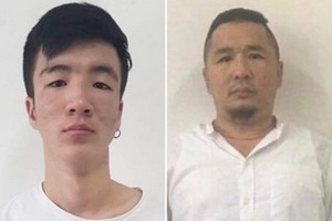 被抓獲的兩名扒手拉坎蘇倫‧圖夫申托格斯（左圖）與甘布卡塔爾‧金佐力格。（圖源：志石）