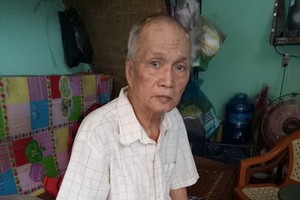 在妻子的幫助下，蘇明才能坐起身。