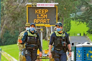 維州4日增派軍人監督民眾遵守防疫規定。（圖源：AFP）
