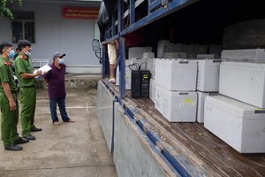 職能力量查獲並扣留一輛運載二手蓄電池的卡車。（圖源：金河）