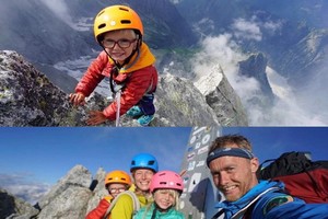 傑克遜（上圖）在父母陪同下登上高峰。（圖源：互聯網）