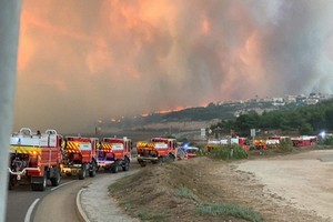數十輛消防車隊被調動趕赴火警現場展開滅火行動。（圖源：推特）