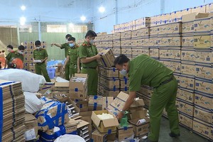 職能力量突檢該公司的偽造醫用手套成品倉庫。（圖源：HT）