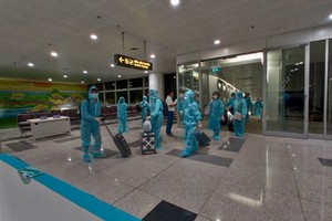 從美國德克薩斯州休士頓市運載近350名越南公民的越航編號VN2航班昨(6)日上午安全降落內牌國際機場。（圖源：VNA）