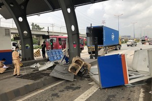 該收費亭完全被砸碎。（圖源：民智）