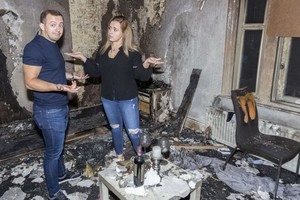 英國男子點燃數十支蠟燭向女友求婚，結果意外燒毀了他們居住的公寓。（圖源：社交媒體）