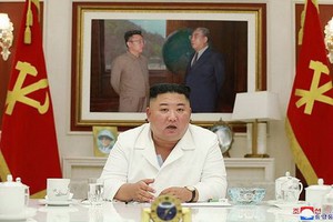 朝鮮最高領導人金正恩出席並主持會議。