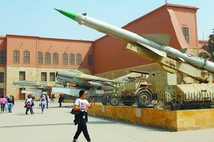 國家軍事博物館門前廣場上展示參戰過的各種武器。