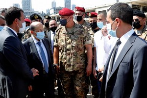 黎巴嫩總統奧恩（前排左二）到發生爆炸的港口區視察。（圖源：路透社）