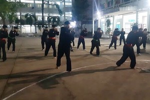 年輕人晚間在師大宿舍裡習武。