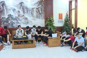 被扣留的非法入境的20名中國公民。（圖源：警方提供）