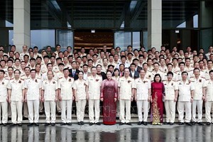 國會主席阮氏金銀（前中）同先進典範代表團合照。（圖源：越通社）