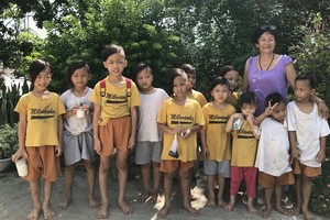 黎氏智賢與其收養的孤兒。