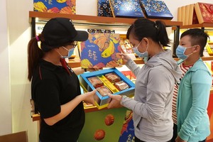 大發餅家員工向顧客介紹新款月餅禮盒。