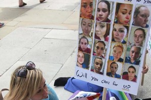 一遊行者舉著護士頭像集標語牌。（圖源：互聯網）