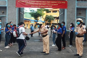 交警為考生送水接力。（圖源：市公安廳）
