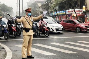 政府總理阮春福昨(9)日頒行第1053號電文，要求在新冠肺炎疫情複雜多變的情況下，確保交通秩序安全。（示意圖源：VOV）