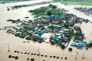 8月8日，地處韓國全羅北道南原市的蟾津江部分堤壩垮塌，導致周邊村莊的道路、農田被淹。（圖源：韓聯社）