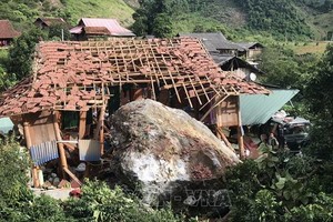 山羅省展垠鄉捧村一間民房被一塊巨大山石滾落砸中，造成一死一傷。（圖源：越通社）