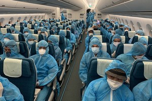 從中東乘搭客機回國的我國公民全程穿著防護服。（圖源：明莊）