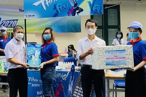 市大中學生輔助中心與天龍集團代表向志願大生贈送禮物。