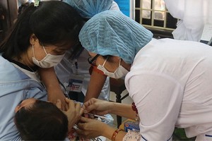 醫護人員在給一名小孩注射白喉疫苗。（圖源：耀基）