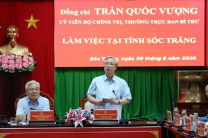 黨中央書記處常務書記陳國旺（中）在會上致詞。（圖源：越通社）