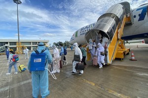 從阿聯酋撤回的越南公民下機時接受噴灑消毒。（圖源：外交部）