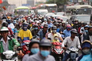 假節日，途徑平政縣的1號國道路段車子排長龍。