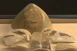 該口罩由18克拉白金製成，裝飾有3600顆白色和黑色鑽石。（圖源：互聯網）