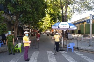 圖為峴港市山茶郡地方政權在安海北街市門前所設的一個檢查站。（圖源：春瓊）