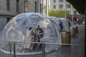 美國加州三藩市一家日本餐廳，日前在門外設置了3個透明半球形的隔離餐位。（圖源：互聯網）