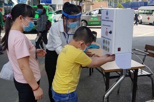 病人進入第一兒童醫院前洗手殺菌。（圖源：市衛生廳）