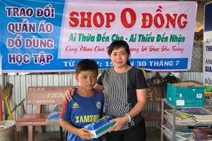 黎氏櫻桃老師的零元店向貧困學生贈送書簿、學習文具。