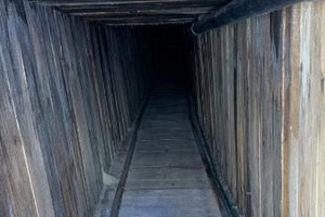 該隧道中通風系統、自來水管道、電線網絡、鐵路軌道等設施一應俱全，且進行了大量加固措施。（圖源：AP）