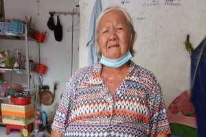 談及處境胡氏協熱淚盈眶。