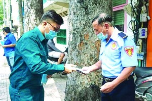 第五郡第三坊越南祖國陣線委員會、婦女會、共青團於昨(11)日展開一系列提示居民加強防疫活動。