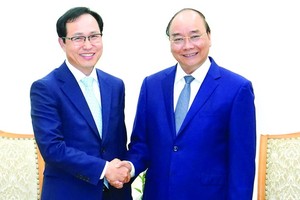 政府總理阮春福（右）接見越南三星組合總經理崔周湖。（圖源：光孝）