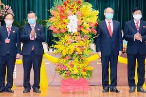 市委書記阮善仁（右二）送花籃祝賀第二郡黨部大會。（圖源：市黨部新聞網）