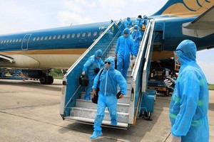 搭乘越航VN7160航班返回河內市的遊客安全抵達內牌機場。（圖源：越通社）