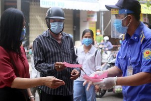 地方街區小組與街市管委會部署監管力量向進入街市的民眾收證。（圖源：黎寶）