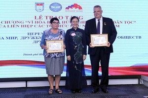 越南各友好組織聯合會主席阮芳娥大使（中）向俄羅斯駐本市總領事阿列克謝‧弗拉基米羅維奇（右）及本市俄羅斯中心主任娜塔莉‧鮑里索夫娜‧佐爾基納頒贈紀念章。（圖源：越通社）