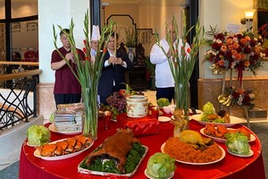 河內銀庭大酒家舉行華人傳統開張祭拜儀式。