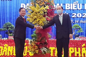 市委組織處主任阮胡海(右)向大會贈送花籃祝賀。