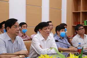 衛生部代部長阮清隆（前左二）在會上發表講話。（圖源：鄧論）