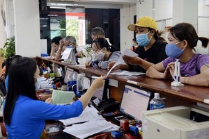 失業者在社會保險機關辦理失業金領取手續。（圖源：自忠）