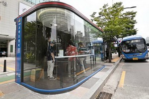 首爾街頭設立可測體溫的智能候車亭。 （圖源：AFP）