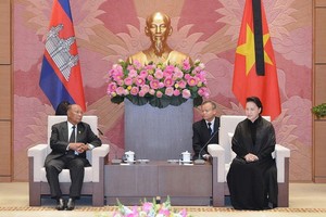 國會主席阮氏金銀（右）接見柬埔寨王國國會主席韓桑林。（圖源：VOV）