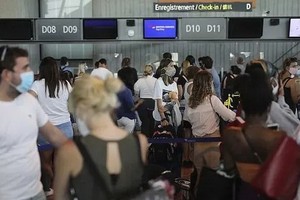 8月14日在法國尼斯機場等待返回英國的乘客。（圖源：AP）